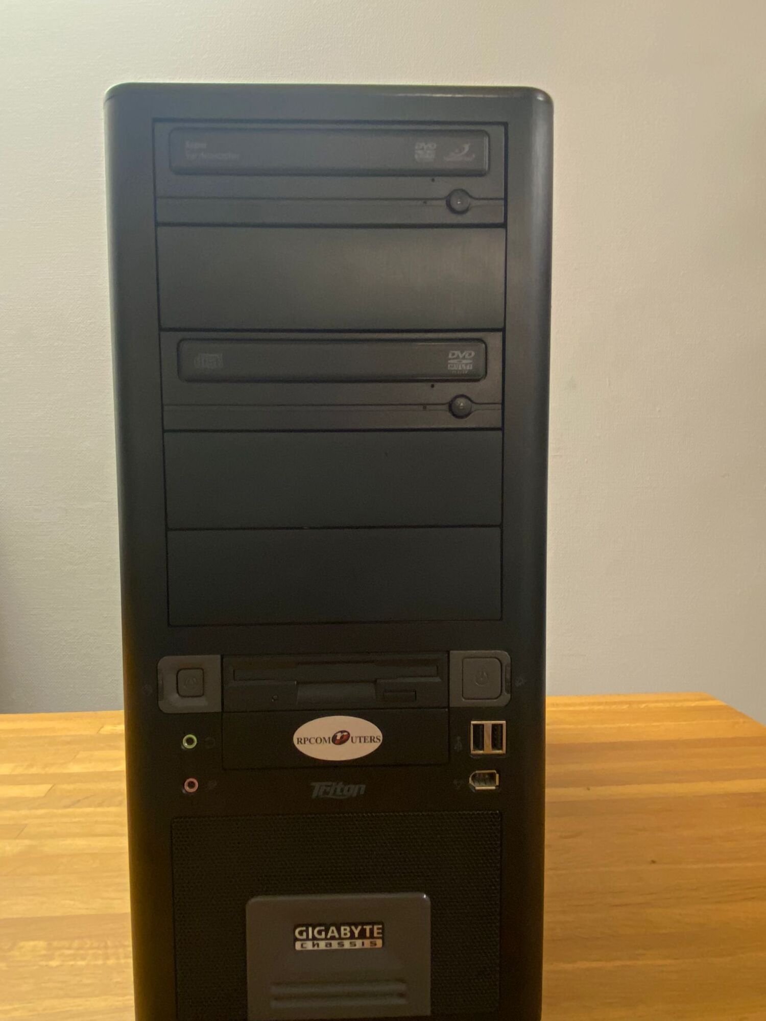 Systeemkast Gigabyte